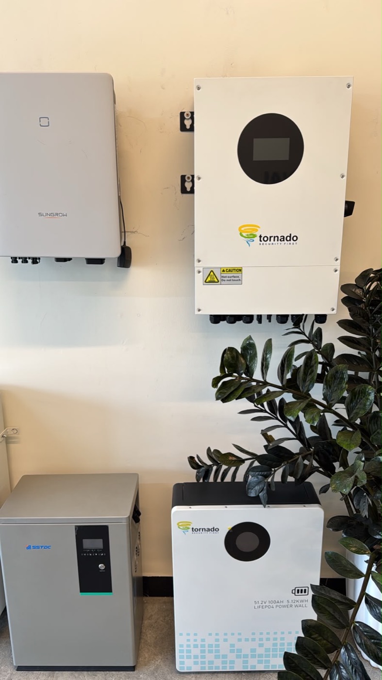 عاكس Tornado الهجين وبطارية Power Wall ليثيوم في معرض جبل سيناء